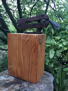 Rübezahl · Stahl auf Holzsockel